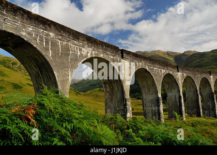 Viaduc de Glenfinnan qui transporte le West Highland Railway, entre Fort William et Mallaig. Banque D'Images