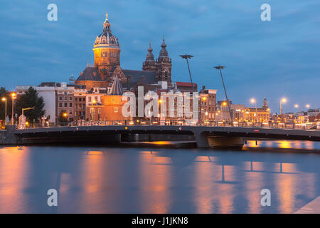 Nuit Amsterdam canal et basilique Saint Nicholas Banque D'Images