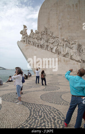 Les gens de prendre des photographies du Monument aux découvertes à Lisbonne, Portugal. Banque D'Images