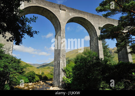 Viaduc de Glenfinnan qui transporte le West Highland Railway, entre Fort William et Mallaig. Vu depuis le lit de la rivière églefin. Banque D'Images