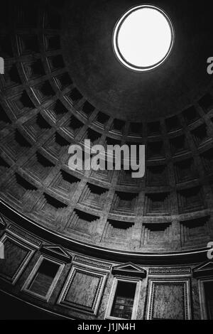 Vue intérieure de l'oculus (trou) et le dôme du Panthéon à Rome en noir et blanc. Banque D'Images