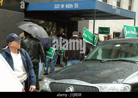 Groupe de personnes qui protestaient avec signes 'emplois aujourd' à la 48e Street à New York, mars 20, 2005 - New York, NY, USA Banque D'Images