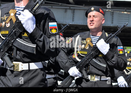 Les fantassins de marine russe sont de retour de la Place Rouge de Moscou après la victoire Day Parade. Banque D'Images