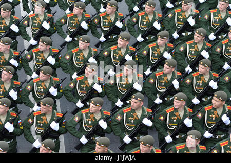 Les soldats russes sont de retour de la Place Rouge de Moscou après la répétition du Défilé de la victoire. Banque D'Images