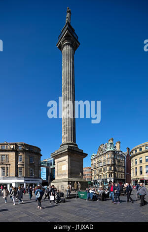 Une vue de jour de shoppers à Gray's Monument à Newcastle Upon Tyne, Angleterre du Nord-Est, Royaume-Uni Banque D'Images