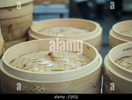 Dim sum panier de bambou dans les récipients de cuisine chinoise Banque D'Images