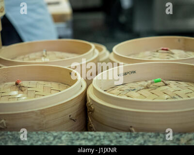 Dim sum panier de bambou dans les récipients de cuisine chinoise Banque D'Images