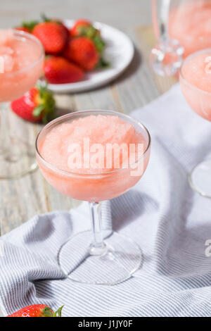 Frosé congelés rempli de vin Rosé Cocktail dans l'été Banque D'Images