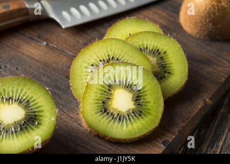 Matières organiques brun et vert Kiwi à manger Banque D'Images