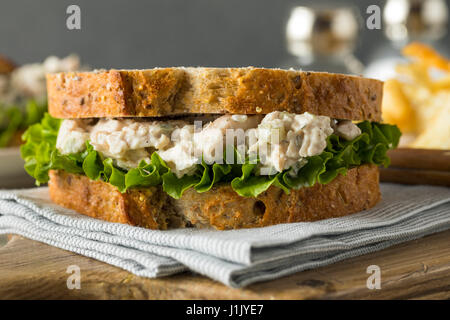 Sandwich à la salade de poulet sain fait maison avec des frites Banque D'Images