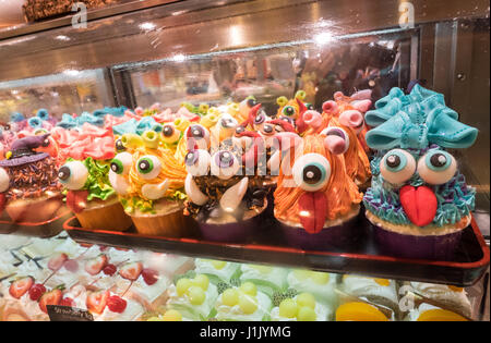 Cupcakes halloween fantaisie avec des monstres colorés Banque D'Images