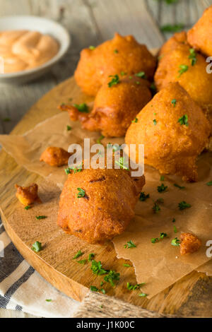 Frites maison Hush Puppy beignets de maïs Banque D'Images