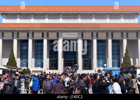 La foule des visiteurs par le mausolée de Mao Zedong sur la place Tiananmen, Pékin, Chine Banque D'Images