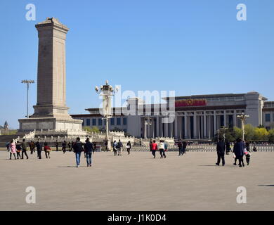 La place Tiananmen de Pékin : la Chine Musée National derrière le monument aux héros du peuple, sous un ciel bleu clair Banque D'Images