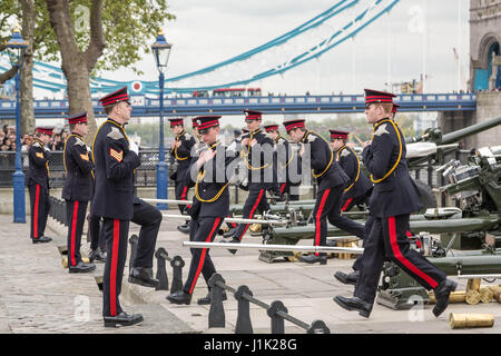 Londres, Royaume-Uni. 21 avril, 2017. 62 coups d'artillerie tiré par l'Honorable Artillery Company à la Tour de Londres à l'occasion du 91e anniversaire de la Reine. Crédit : Guy Josse/Alamy Live News Banque D'Images