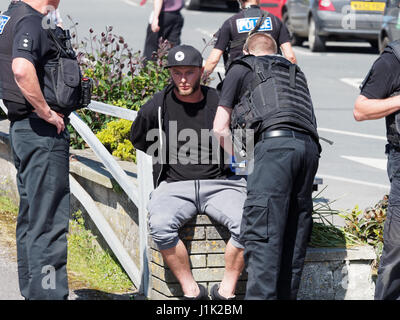 Newquay, Cornwall, .Deux mâles escorté par des agents de police crédit : Robert Taylor/Alamy Live News Banque D'Images