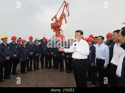 Nanning. Apr 19, 2017. Le président chinois Xi Jinping inspecte le port dans la ville de Beihai Tieshan du sud de la Chine, région autonome Zhuang du Guangxi, le 19 avril 2017. Xi a visité la région de Chine du sud de mercredi à vendredi. Credit : Ju Peng/Xinhua/Alamy Live News Banque D'Images