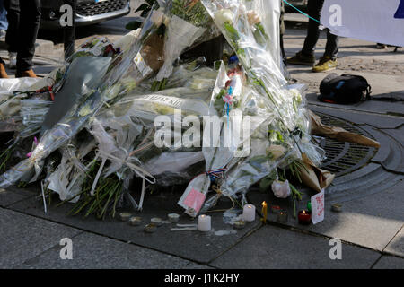 Paris, France. 21 avril 2017. Les fleurs sont situées au mémorial de fortune. Le lendemain de l'ISIS de tirer sur les Champs-Elysées qui a vu un policier mort, voit revenir à Paris d'affaires quotidiennes, mais avec forte présence policière sur les principaux sites. Crédit : Michael Debets/Alamy Live News Banque D'Images