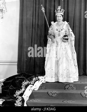 Photo d'archives. Apr 21, 2017. La Grande-Bretagne LA REINE ELIZABETH, la plus ancienne et plus ancien monarque régnant, célèbre son 91e anniversaire. Sur la photo : June 2, 1953 - Londres, Angleterre, Royaume-Uni - LA REINE ELIZABETH II a été couronnée lors d'une cérémonie de couronnement dans l'abbaye de Westminster à Londres. Devant plus de 8 000 personnes, dont les premiers ministres et les chefs d'état de autour de la Communauté, elle a pris le Serment du Couronnement et est désormais lié à servir son peuple et de maintenir les lois de Dieu. Crédit : KEYSTONE Photos USA/ZUMAPRESS.com/Alamy Live News Banque D'Images