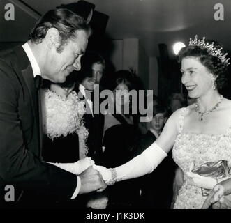 Photo d'archives. Apr 21, 2017. La Grande-Bretagne LA REINE ELIZABETH, la plus ancienne et plus ancien monarque régnant, célèbre son 91e anniversaire. Sur la photo : le 12 décembre 1967 - La Reine rencontre les étoiles.  : La Reine Elizabeth II est présenté, il l'acteur Rex Harrison, star du film '« Docteur Dolittle'' lorsqu'elle assistait à la première projection du film au cinéma Odéon, Londres, hier soir. Le tout-billet indiquant était au profit de l'Empire britannique Campagne Cancer Charité. (Crédit Image : © Keystone Press Agency/Keystone USA par ZUMAPRESS.com) Banque D'Images