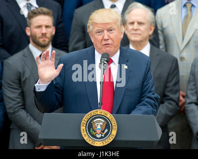 Washington, Us. Apr 19, 2017. Le Président des Etats-Unis, Donald J. Trump rend accueillant remarques le Super Bowl Champion New England Patriots sur la pelouse Sud de la Maison Blanche à Washington, DC le mercredi 19 avril, 2917. Credit : Ron Sachs/CNP (restriction : NO New York ou le New Jersey Journaux ou journaux dans un rayon de 75 km de la ville de New York) - PAS DE SERVICE DE FIL- Photo : Ron Sachs/consolidé/dpa/Alamy Live News Banque D'Images