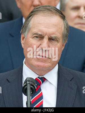 Washington, Us. Apr 19, 2017. New England Patriots l'entraîneur-chef Bill Belichick fait de remarques au cours de la cérémonie d'accueil les Champions du Super Bowl sur la pelouse Sud de la Maison Blanche à Washington, DC le mercredi 19 avril, 2917. Credit : Ron Sachs/CNP (restriction : NO New York ou le New Jersey Journaux ou journaux dans un rayon de 75 km de la ville de New York) - PAS DE SERVICE DE FIL- Photo : Ron Sachs/consolidé/dpa/Alamy Live News Banque D'Images