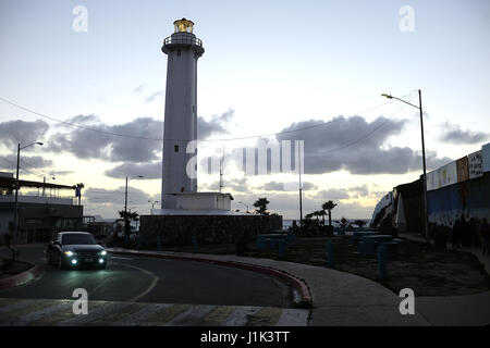 Tijuana, Baja Norte, Mexique. Feb 22, 2017. Le phare sur la frontière américano-mexicaine de Tijuana brille à prévenir les navigateurs quel pays ils approchent. Le mur délimitant les États-Unis du Mexique traverse la ville de Tijuana, au-dessus des collines jusqu'à l'eau par Imperial Beach, CA. Puis il exécute près de deux mille milles à Brownsville, Texas. Crédit : John Gastaldo/ZUMA/Alamy Fil Live News Banque D'Images