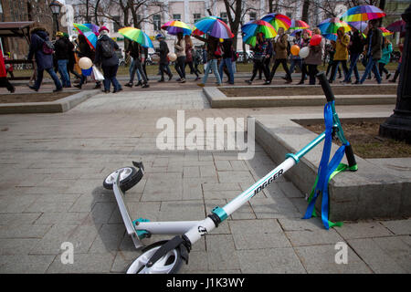 Moscou, Russie. 21 avril, 2017. Les participants d'une parade de printemps dans le cadre du Festival de Pâques mars sur le boulevard Tverskoï de Moscou, Russie Crédit : Nikolay Vinokourov/Alamy Live News Banque D'Images