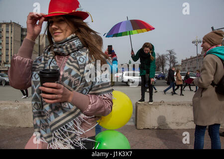 Moscou, Russie. 21 avril, 2017. Les participants d'une parade de printemps dans le cadre du Festival de Pâques mars sur le boulevard Tverskoï de Moscou, Russie Crédit : Nikolay Vinokourov/Alamy Live News Banque D'Images