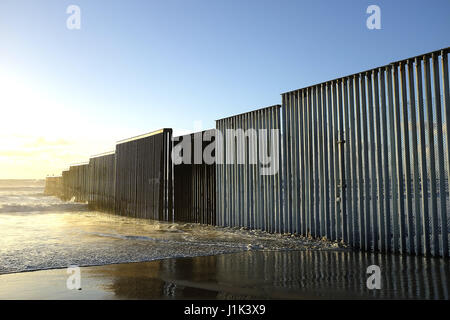 Tijuana, Baja Norte, Mexique. Feb 22, 2017. Le mur délimitant les États-Unis du Mexique traverse la ville de Tijuana, au-dessus des collines jusqu'à l'eau par Imperial Beach. Puis il exécute près de deux mille milles à Brownsville, Texas. Crédit : John Gastaldo/ZUMA/Alamy Fil Live News Banque D'Images