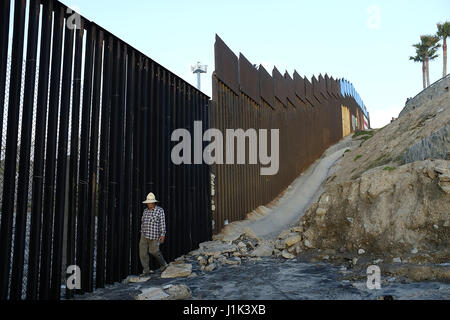 Tijuana, Baja Norte, Mexique. Feb 22, 2017. Un homme marche vers la plage à Tijuana juste à côté de la frontière États-Unis-Mexique. Le mur délimitant les États-Unis du Mexique traverse la ville de Tijuana, au-dessus des collines jusqu'à l'eau par Imperial Beach, CA. Puis il exécute près de deux mille milles à Brownsville, Texas. Crédit : John Gastaldo/ZUMA/Alamy Fil Live News Banque D'Images