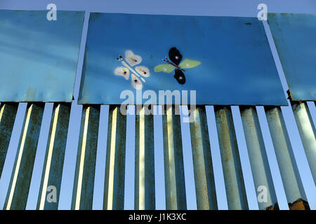 Tijuana, Baja Norte, Mexique. Feb 22, 2017. La partie mexicaine du mur est décorée avec l'art comme il fait face à Tijuana. Le mur délimitant les États-Unis du Mexique traverse la ville de Tijuana, au-dessus des collines jusqu'à l'eau par Imperial Beach, CA. Puis il exécute près de deux mille milles à Brownsville, Texas. Crédit : John Gastaldo/ZUMA/Alamy Fil Live News Banque D'Images