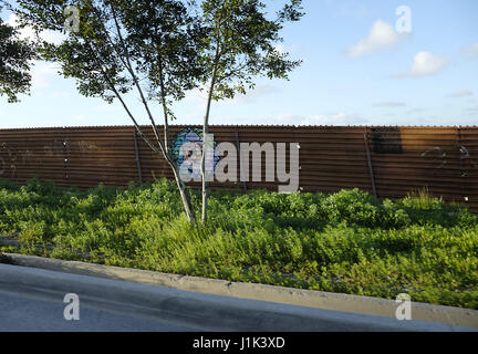 Tijuana, Baja Norte, Mexique. Feb 22, 2017. La partie mexicaine du mur est décorée avec l'art comme il fait face à Tijuana. Le mur délimitant les États-Unis du Mexique traverse la ville de Tijuana, au-dessus des collines jusqu'à l'eau par Imperial Beach, CA. Puis il exécute près de deux mille milles à Brownsville, Texas. Crédit : John Gastaldo/ZUMA/Alamy Fil Live News Banque D'Images