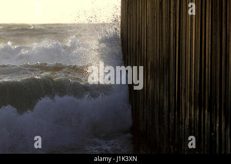 Tijuana, Baja Norte, Mexique. Feb 22, 2017. Une vague de l'océan Pacifique à la frontière américano-mexicaine clôture. Le mur délimitant les États-Unis du Mexique traverse la ville de Tijuana, au-dessus des collines jusqu'à l'eau par Imperial Beach, CA. Puis il exécute près de deux mille milles à Brownsville, Texas. Crédit : John Gastaldo/ZUMA/Alamy Fil Live News Banque D'Images