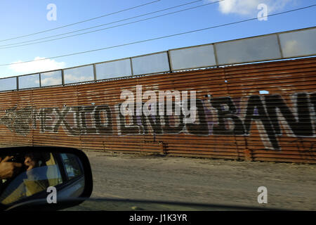 Tijuana, Baja Norte, Mexique. Feb 22, 2017. Le mur délimitant les États-Unis du Mexique traverse la ville de Tijuana, au-dessus des collines jusqu'à l'eau par Imperial Beach, CA. Puis il exécute près de deux mille milles à Brownsville, Texas. Crédit : John Gastaldo/ZUMA/Alamy Fil Live News Banque D'Images