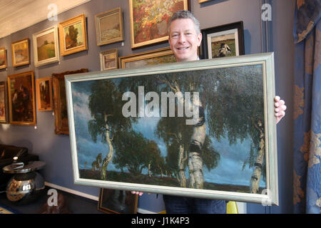 Hambourg, Allemagne. Apr 21, 2017. Commissaire-priseur Michael Kerle tenant une photo intitulée "Birken' qui est attribuée à l'artiste allemand Hans am Ende au Stahl maison de vente à Hambourg, Allemagne, 21 avril 2017. L'héritier de Helmuth Schmidt, son partenaire Ruth Loah, a donné les peintures de l'ancien chancelier jusqu'à être mis aux enchères. Photo : Bodo Marks/dpa/Alamy Live News Banque D'Images