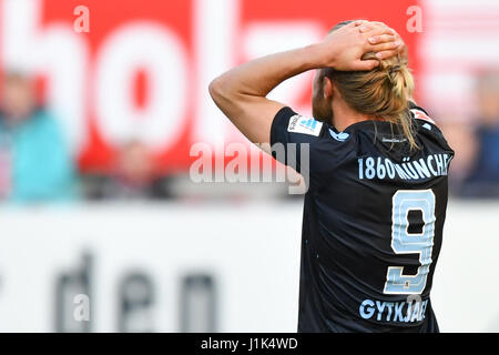 Kaiserslautern, Allemagne. 21 avr, 2017. dpatop - Munich's Christian Lund Gytkjaer au cours de gestes la Bundesliga allemande secondes league match de foot entre 1. FC Kaiserslautern et TSV 1860 Munich dans le stade Fritz-Walter à Kaiserslautern, Allemagne, 21 avril 2017. (CONDITIONS D'EMBARGO - ATTENTION : En raison de la lignes directrices d'accréditation, le LDF n'autorise la publication et l'utilisation de jusqu'à 15 photos par correspondance sur internet et dans les médias en ligne pendant le match.) Photo : Uwe Anspach/dpa/Alamy Live News Banque D'Images