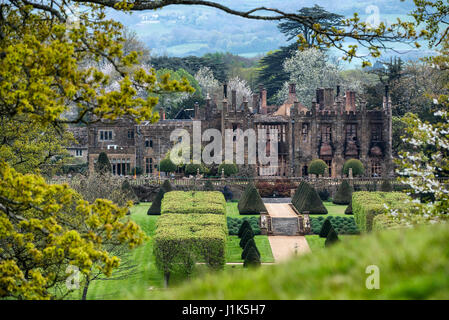 Beaminster, Dorset, UK. Apr 21, 2017. Un homme a été arrêté, soupçonné d'incendie volontaire relatif à un énorme incendie dans une maison dans le Dorset Parnham pour le dernier week-end de Pâques. La photo n'est éviscéré ancienne demeure datant du 16ème siècle près de Beaminster. Crédit : Andrew Lloyd/Alamy Live News Banque D'Images