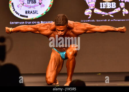 Concurrent au cours de la compétition de culturisme, catégorie jusqu'à 70 kg, à l'Arnold Classic l'Amérique du Sud, de l'événement tenu à la Transamerica Expo Center, zone sud de São Paulo (SP), le vendredi matin, l'Arnold Classic fait ses débuts à São Paulo, après quatre ans à Rio de Janeiro, avec des chiffres. (PHOTO : EDUARDO CARMIM/BRÉSIL PHOTO PRESSE) Banque D'Images