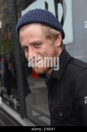 New York, NY, USA. Apr 21, 2017. Johnny Flynn dehors et environ pour la célébrité Candids - FRI, New York, NY Le 21 avril, 2017. Credit : Derek Storm/Everett Collection/Alamy Live News Banque D'Images