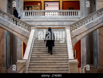 Frankfort, Kentucky, USA. Apr 21, 2017. Les participants à la convention annuelle de l'Association des diffuseurs Lincoln tour du State Capitol. L'ALP est une organisation d'hommes et de femmes consacrés à Abraham Lincoln et Mary Lincoln à la vie pour les fêtes, les défilés, les sociétés historiques, les écoles, les films et pièces de théâtre. Crédit : Brian Cahn/ZUMA/Alamy Fil Live News Banque D'Images