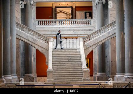 Frankfort, Kentucky, USA. Apr 21, 2017. Les participants à la convention annuelle de l'Association des diffuseurs Lincoln tour du State Capitol. L'ALP est une organisation d'hommes et de femmes consacrés à Abraham Lincoln et Mary Lincoln à la vie pour les fêtes, les défilés, les sociétés historiques, les écoles, les films et pièces de théâtre. Crédit : Brian Cahn/ZUMA/Alamy Fil Live News Banque D'Images