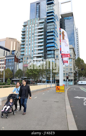 Melbourne, Australie. 22 avr, 2017. Je vois des drapeaux commémoratifs dans Melbourne comme la ville s'apprête à célébrer la Journée de l'Anzac le 25 avril à dans le cadre de la 102e centenerary pour commémorer le débarquement par Australian and New Zealand Army Corps à Gallipoli en Turquie le 25 avril 1915 Credit : amer ghazzal/Alamy Live News Banque D'Images