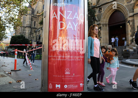 Melbourne, Australie. 22 avr, 2017. Affiches commémoratives à Melbourne comme la ville s'apprête à célébrer la Journée de l'Anzac le 25 avril à dans le cadre de la 102e centenerary pour commémorer le débarquement par Australian and New Zealand Army Corps à Gallipoli en Turquie le 25 avril 1915 Credit : amer ghazzal/Alamy Live News Banque D'Images