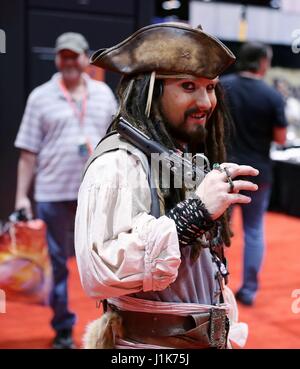 Chicago, USA. Apr 21, 2017. Cosplayeur habillés en costume du capitaine Jack Sparrow pose pour photos au cours de la bande dessinée de Chicago et Entertainment Expo (C2F2) à Chicago, aux États-Unis, le 21 avril 2017. Le C2E2 a débuté à Chicago le 21 avril et durera trois jours. Credit : Wang Ping/Xinhua/Alamy Live News Banque D'Images