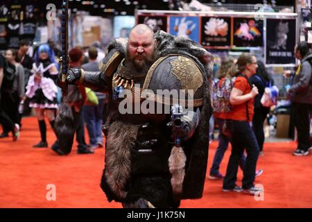 Chicago, USA. Apr 21, 2017. Cosplayeur habillés en costume pose pour photos au cours de la bande dessinée de Chicago et Entertainment Expo (C2F2) à Chicago, aux États-Unis, le 21 avril 2017. Le C2E2 a débuté à Chicago le 21 avril et durera trois jours. Credit : Wang Ping/Xinhua/Alamy Live News Banque D'Images