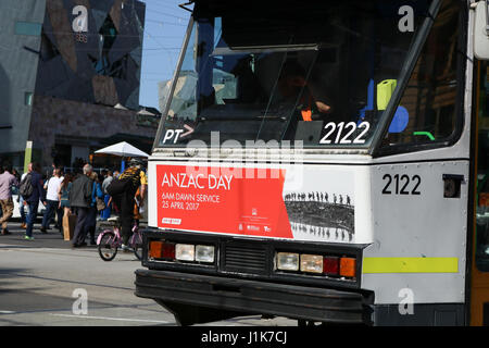 Melbourne, Australie. 22 avr, 2017. Anzac commémorative affiches dans Melbourne comme la ville s'apprête à célébrer la Journée de l'Anzac le 25 avril à dans le cadre de la 102e centenerary pour commémorer le débarquement par Australian and New Zealand Army Corps à Gallipoli en Turquie le 25 avril 1915 Credit : amer ghazzal/Alamy Live News Banque D'Images