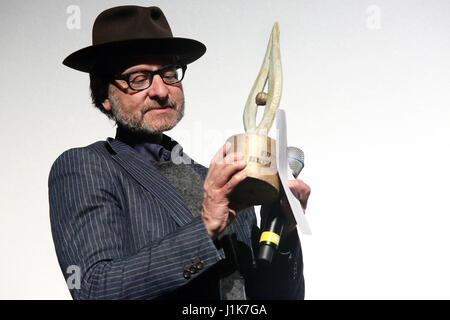 Philadelphia, PA, USA. Apr 21, 2017. Fisher Stevens représentée à la séance inaugurale de l'environnement Philadelphia Film Festival où il a reçu la première du festival à la défense de l'environnement Award pour son film, avant l'inondation sur le Prince Theatre de Philadelphie, PA, le 21 avril 2017 CHAMBRE*** ***COUVERTURE Crédit : Star Shooter/media/Alamy Punch Live News Banque D'Images