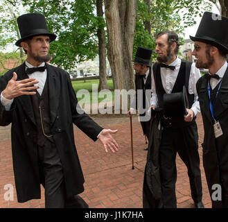 Frankfort, Kentucky, USA. Apr 21, 2017. Les participants à la convention annuelle de l'Association des diffuseurs Lincoln tour du State Capitol. L'ALP est une organisation d'hommes et de femmes consacrés à Abraham Lincoln et Mary Lincoln à la vie pour les fêtes, les défilés, les sociétés historiques, les écoles, les films et pièces de théâtre. Crédit : Brian Cahn/ZUMA/Alamy Fil Live News Banque D'Images