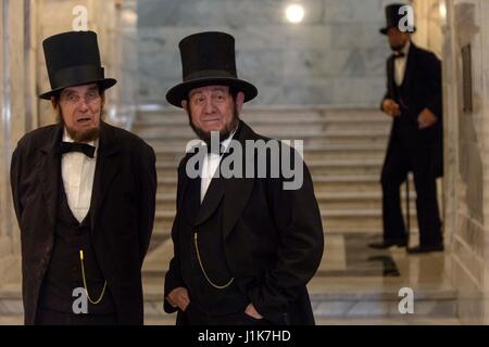 Frankfort, Kentucky, USA. Apr 21, 2017. Les participants à la convention annuelle de l'Association des diffuseurs Lincoln tour du State Capitol. L'ALP est une organisation d'hommes et de femmes consacrés à Abraham Lincoln et Mary Lincoln à la vie pour les fêtes, les défilés, les sociétés historiques, les écoles, les films et pièces de théâtre. Crédit : Brian Cahn/ZUMA/Alamy Fil Live News Banque D'Images